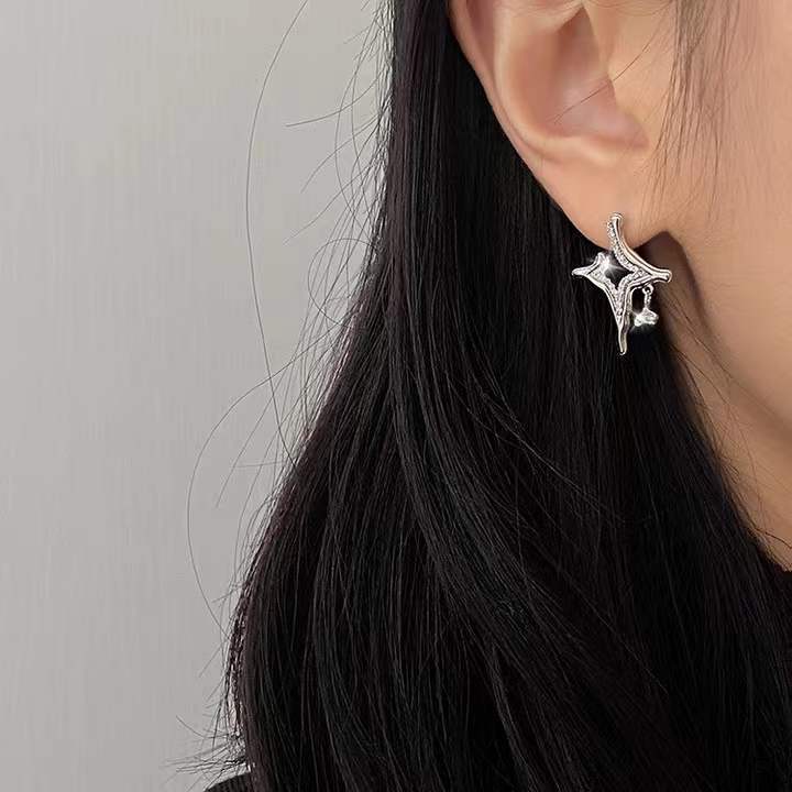 Oorbellen met strassteentjes in asterisme-stijl