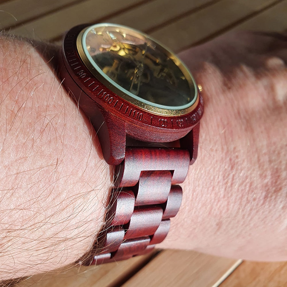 Klassiek mechanisch herenhorloge van hout